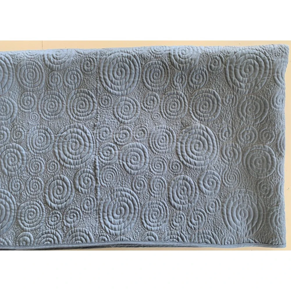 Nicole Miller Reversible Quilted Swirls Coverlet Bed Spread Queen Blue 92